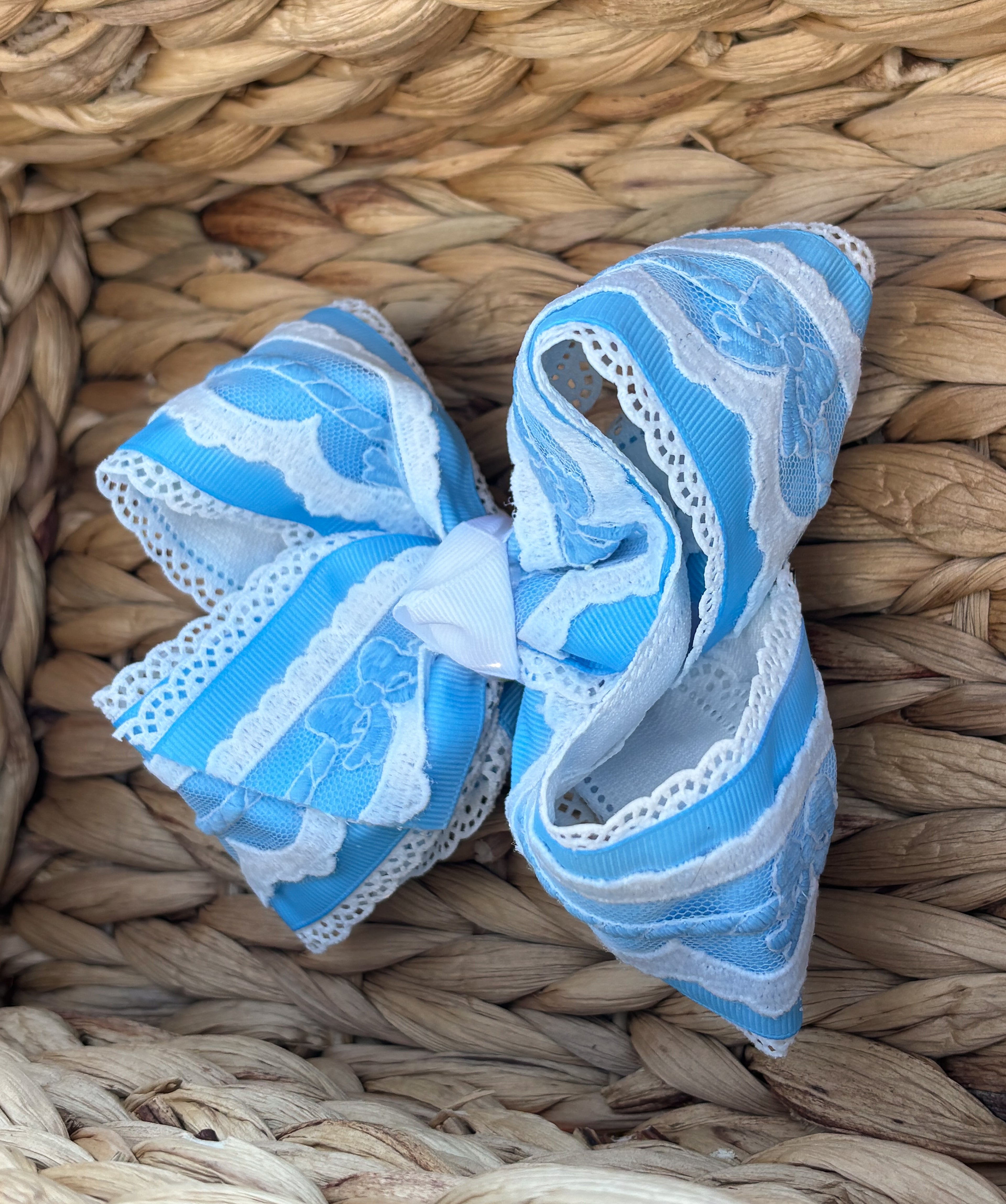 5” Blue Bow Lace on White Scallop Bow